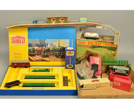 A BOXED HORNBY DUBLO SR 0-6-0 TANK PASSENGER TRAIN SET, No.2007, comprising Class R1 locomotive No.31340 (31337 to smoke box 