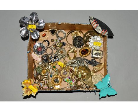 A SMALL BOX OF MAINLY COSTUME JEWELLERY BROOCHES, to include enamel, paste, gem etc