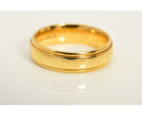 A MODERN 18CT YELLOW GOLD WEDDING BAND, plain polished finish with line edge detail, measuring approximately 6mm in width, ri