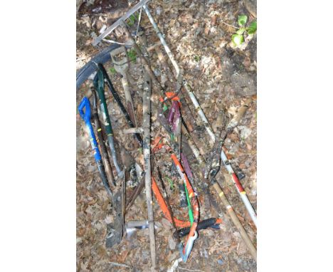 A COLLECTION OF GARDEN TOOLS comprising spades, saws etc (10+)
