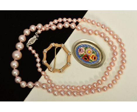 THREE ITEMS OF JEWELLERY, to include a 9ct gold diamond set brooch, the open scalloped shape set to each bend with two brilli