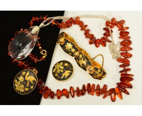 A SELECTION OF JEWELLERY to include a modified amber necklace designed as graduated polished amber pieces to the spring ring 