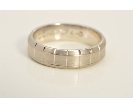 A MODERN 18CT WHITE GOLD WEDDING BAND, satin finish with line detail, measuring approximately 6mm in width, ring size T, hall