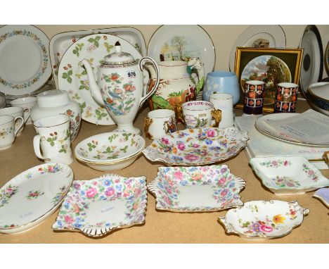 A GROUP OF WEDGWOOD BONE CHINA including Wild Strawberry and Kutani Crane, a Wedgwood 'Dye Ken John Peel' jug, Christmas and 