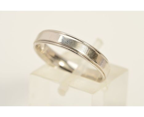 A MODERN 9CT WHITE GOLD PLAIN FLAT SECTION WEDDING BAND with line edge detail, measuring approximately 4mm in width, ring siz