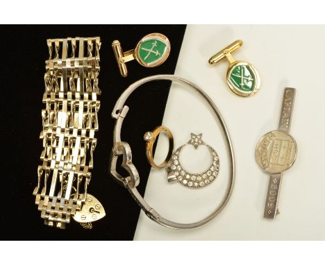 A SELECTION OF SILVER AND WHITE METAL JEWELLERY, to include pair of silver cufflinks, brooch, bracelet and a Hot Diamonds ban