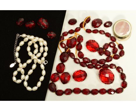 THREE ITEMS OF JEWELLERY, to include a broken faceted graduated bead red plastic bead necklace, beads measuring 9mm to 25mm, 