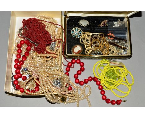 A SELECTION OF COSTUME JEWELLERY, to include imitation pearl necklaces, a floral headband, a Ciro chain necklace, brooches et