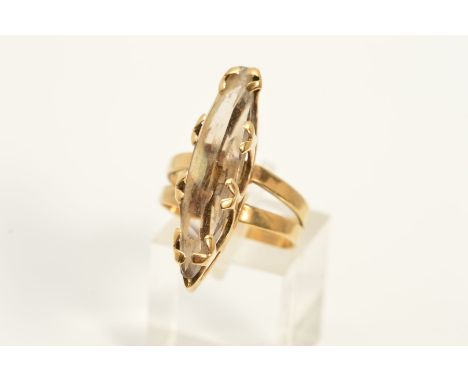 A 9CT GOLD, QUARTZ RING, designed with an elongated faceted quartz to the bifurcated shoulders, with 9ct hallmark, ring size 