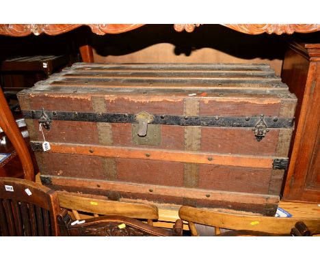 A VINTAGE METAL AND WOODEN BANDED TRAVELLING TRUNK, width 92cm x depth 46cm x height 47cm (sd)