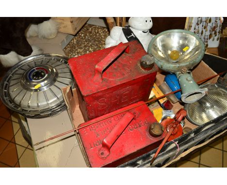 A BOX AND LOOSE OF CAR RELATED ITEMS, to include a set of four 1960's Chrysler hub caps, Shell petrol cans, another oil can, 