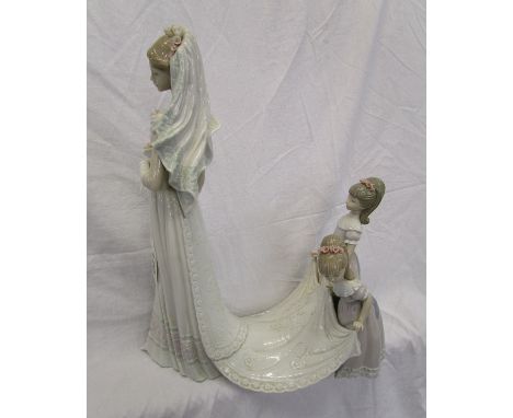 Large Lladro figurine - 'Here comes the Bride'Good condition with no obvious chips or cracks