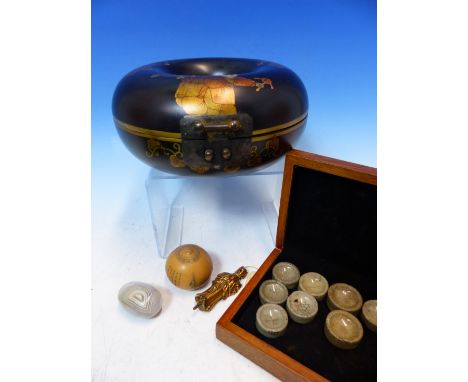 AN ORIENTAL LACQUER CIRCULAR LIDDED BOX, A POLISHED AGATE SNUFF BOTTLE,  A FINELY CARVED AND INSCRIBED SEED POD,  A GILTWOOD 