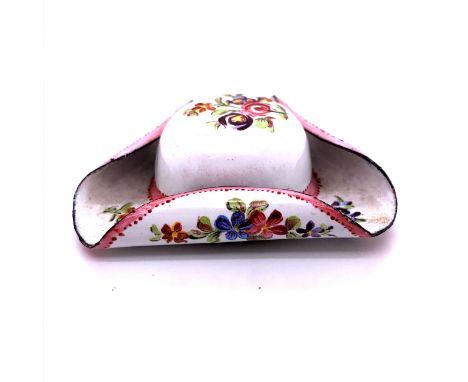 A WHITE ENAMEL TRICORN HAT SNUFF BOX PAINTED WITH COLOURED FLOWERS AND A CROWNED ARMORIAL ON THE LID.  W. 5cms.