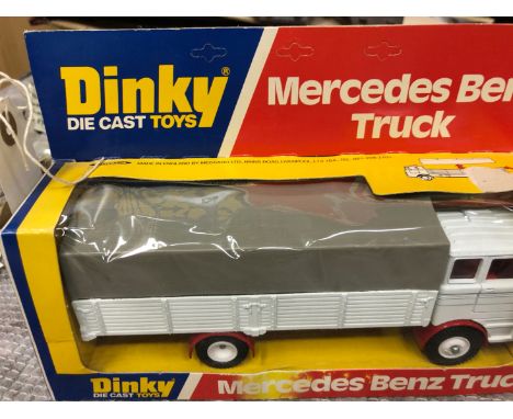 FOUR BOXED DINKY DIE CAST TOY VEHICLES, INCLUDING A MERCEDES BENZ TRUCK, A ROVER 3500, ETC (4).