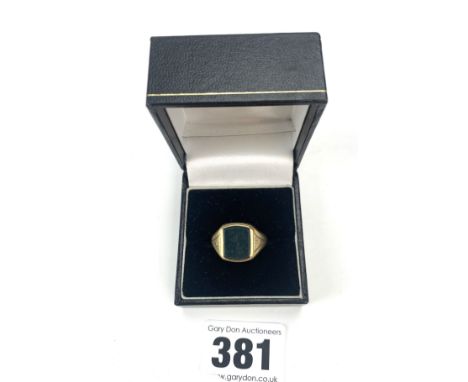 9k gold signet ring with black stone, size P, w: 5.6 gms