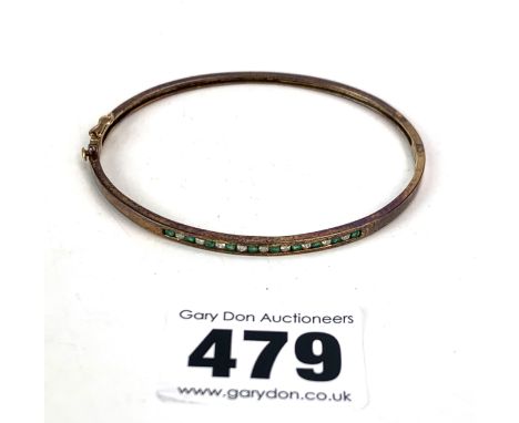 9k rose gold bangle with green/white stones, w: 6.5 gms
