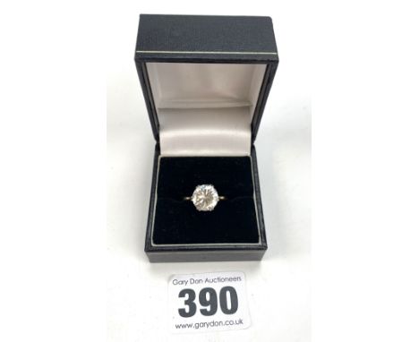 9k gold and platinum ring with CZ stone, size M/N, w: 3.3 gms