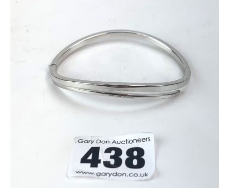 9k white gold bangle, w: 8 gms