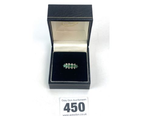 9k gold ring with green &amp; white stones, size M, w: 2.4 gms