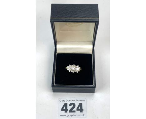18k gold ring with diamond cluster, marked 1.00ct, SI1-SI2, colour G-H, size M, w: 4.2 gms