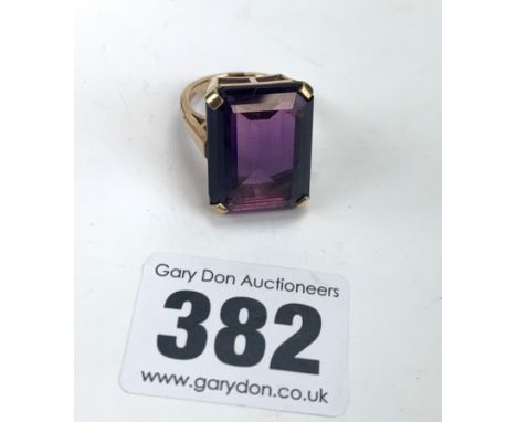 9k gold ring with large purple stone, size O, w: 11 gms