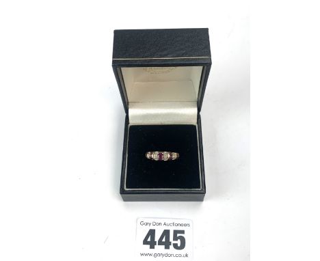 9k gold ring with red &amp; white stones, size K/L, w: 2.1 gms