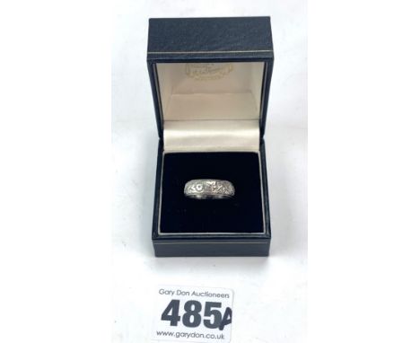 9k gold and platinum ring, size O, w: 9.3 gms