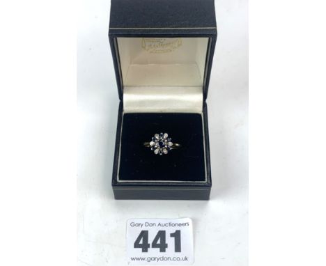 18k gold ring with sapphires and diamond cluster, size O, w: 3.7 gms
