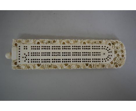 A Chinese carved ivory cribbage board, 20cm long.