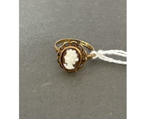 A 9ct yellow gold shell cameo ring. 