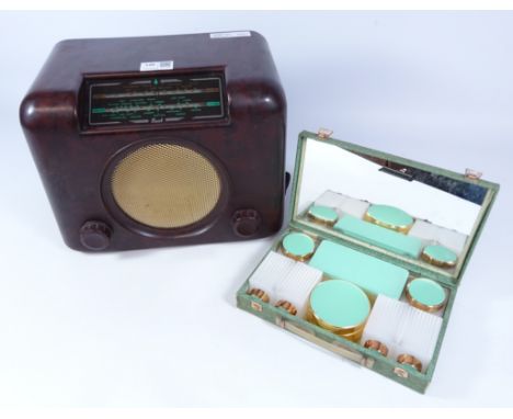 Vintage Bush bakelite valve radio and a small vintage travelling vanity case (2)   Condition Report   Click here for further 