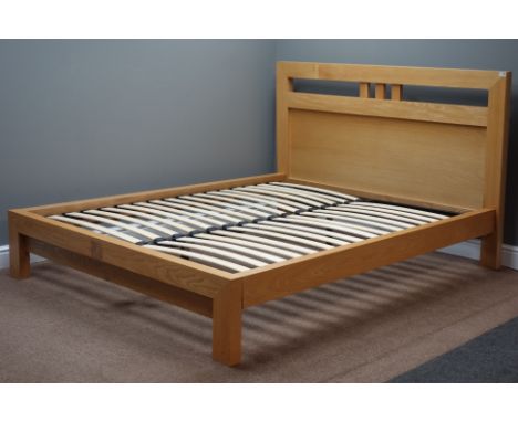 Light oak 5' Kingsize bedstead   Condition Report   Click here for further images, condition, auction times & delivery costs