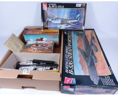 Model kits Boeing B-52G, another model aircraft, two Vollmer model kits and a Vollmer track cleaner   Condition Report   Clic