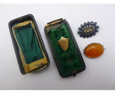 Three pieces of vintage jewellery, including gold