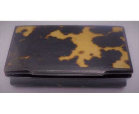 A Victorian horn and tortoiseshell snuff box