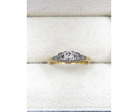 AN 18ct YELLOW GOLD VINTAGE DIAMOND RING WITH DIAMOND SET SHOULDERS, SET IN A 9ct WHITE GOLD HEAD. FINGER SIZE N, WEIGHT 2.7g