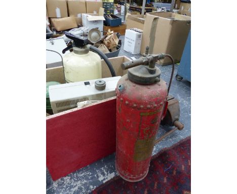 A GEORGE VI FIRE EXTINGUISHER, A LATER EXTINGUISHER, A BENCH VICE AND A TILLY LAMP.