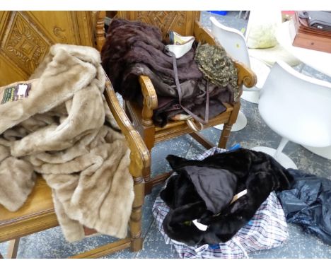 A QUANTITY OF VINTAGE FUR AND FAUX FUR COATS AND VARIOUS BAGS ETC. 