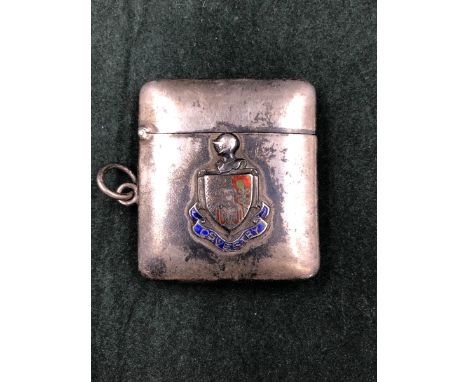 A VICTORIAN SILVER AND ENAMEL HALLMARKED VESTA CASE, DATED BIRMINGHAM 1899. SHIELD TO FRONT WITH A OSWESTRY BANNER. WEIGHT 42