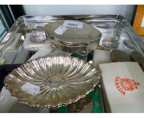 A PAIR OF SILVER SWEET DISHES, A SILVER RING BOX, 1977 CROWNS AND OTHER COINS.