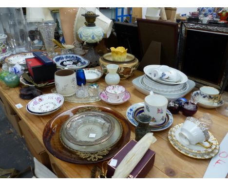 A ROYAL CROWN DERBY CUP AND SAUCERS, A ROYAL WORCESTER VASE, TABLE LAMPS, ROYAL DOULTON PLATES GLASS VASES, CRYSTAL, WRIST WA