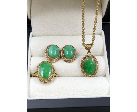 A 9CT GOLD AND GREEN HARDSTONE PENDANT, EARRING AND RING SET. THE PENDANT SUSPENDED ON A 9CT GOLD CHAIN, LENGTH 46cms. GROSS 