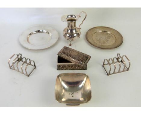 Small group of silver items to include a scroll-chased Victorian trinket box, by William Comyns &amp; Sons, London 1890, 10.5