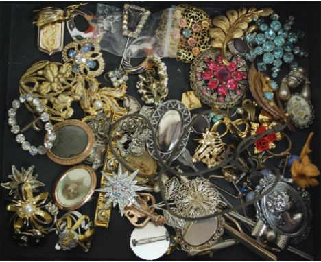 Mixed lot of costume jewellery to include; paste set and gold plated brooches, tie-clips, locket brooches etc 