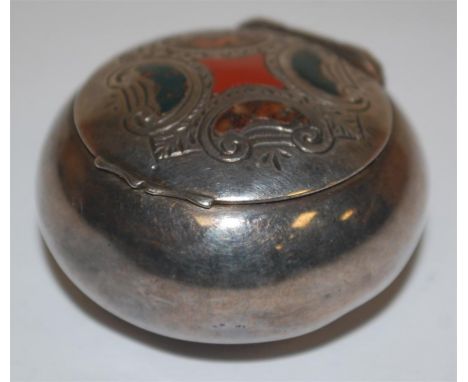 A silver and agate set pocket snuff box