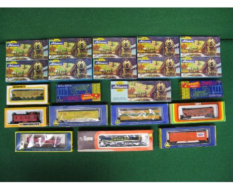 Box of American Outline HO gauge model railway items to comprise: twenty items of rolling stock by Athearn, Roundhouse Produc