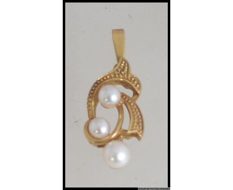 A 9ct gold and seed pearl necklace pendant approx 20mm in length. Weight 1.0g