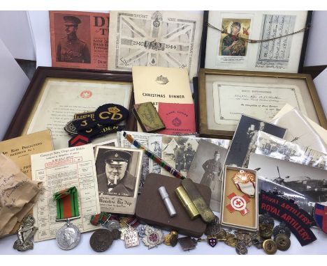 A good selection of mixed WW1 and WW2 items to include Defence Medal, Red Cross Medal, Sweetheart badges, ARP cloth insignia,