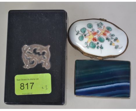 A collection of 3 boxes to include a banded agate white metal snuff box, a ceramic pill box of Chinese origin and a wooden an